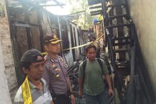 Rumah Hangus Terbakar,...
