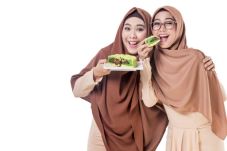 Oki and Ria Ricis Hold...
