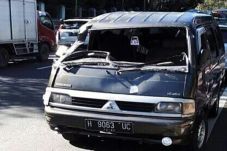 Tertimpa Pohon Tumbang...