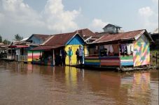 Sensasi Rumah Rakit...