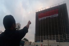 Kibarkan Bendera Raksasa,...