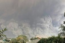 Gunung Sinabung Muntahkan...