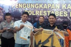 Geledah Kontrakan Kurir...