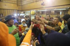 Ridwan Kamil Perlihatkan...