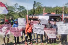 Puluhan Warga Demo Lokasi...