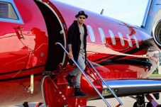 Gaya Jetset Lewis Hamilton...