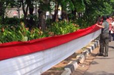 Warga Tambora Bentangkan...