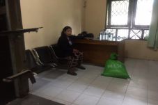 Jualan Miras, Istri...