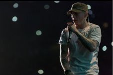 Eminem Kembali ke Dunia...