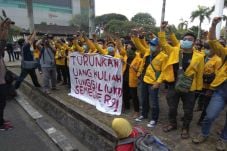 Ratusan Mahasiswa Geruduk...