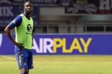 Didepak Persib, Carlton...