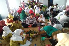 Seribu Tumpeng Meriahkan...