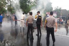 Mobil Terbakar, Satu...