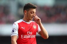 Dibekap Cedera, Mesut...