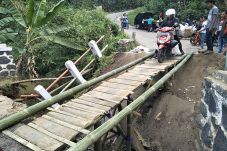 Jembatan Tak Diperbaiki,...