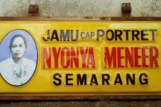 Nyonya Meneer Pailit,...