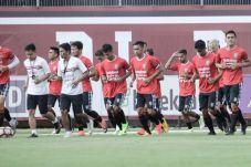 Lawan Persipura, Bali...