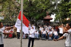 Sekolah yang Tidak Gelar...