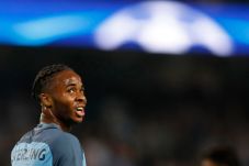 Memalukan, Sterling...