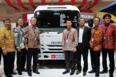 Varian Isuzu Elf NLR...