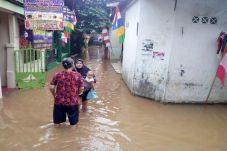 Turun Hujan, Warga Kampung...