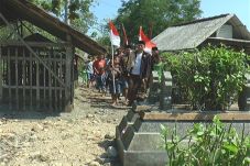 Warga Demak Pasang Bambu...