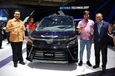 Empat Mobil MPV Toyota...