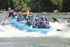 Keseruan Berarung Jeram...