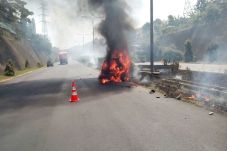 Hantam Pembatas Jalan,...