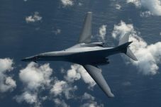 Pesawat Pengebom B-1B...