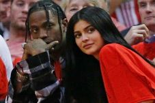 Travis Scott Beri Berlian...