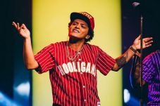 Bruno Mars Bantu Korban...