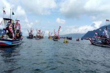 Ritual Labuh Laut Sembonyo,...