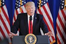 Trump Kecam Bentrokan...