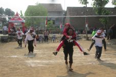 Lomba Lari Istri Gendong...
