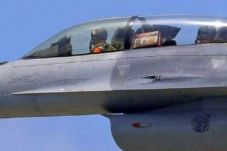 Pilot Jet Tempur F-16...