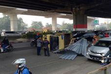 Truk Mengangkut Talang...