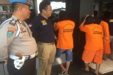 Todongkan Pistol ke...