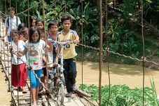 Jembatan Gantung Permudah...