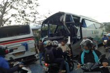 3 Bus Tabrakan Beruntun...
