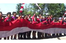 Ratusan Siswa Kibarkan...