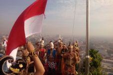 Berbusana Tokoh Wayang,...