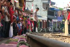 Lahan Terbatas, Warga...