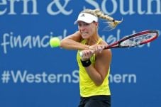 Meski Menang Lagi, Makarova...