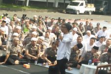 Ratusan Polisi Tertawa...