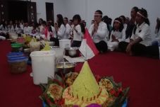 Rayakan HUT RI, Ratusan...