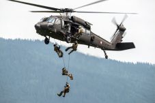 Helikopter Black Hawk...