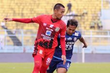 Arema FC Lumat Persiba...