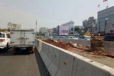Diapit Proyek Besar,...