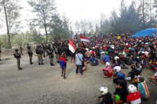 Aparat Bubarkan Paksa...